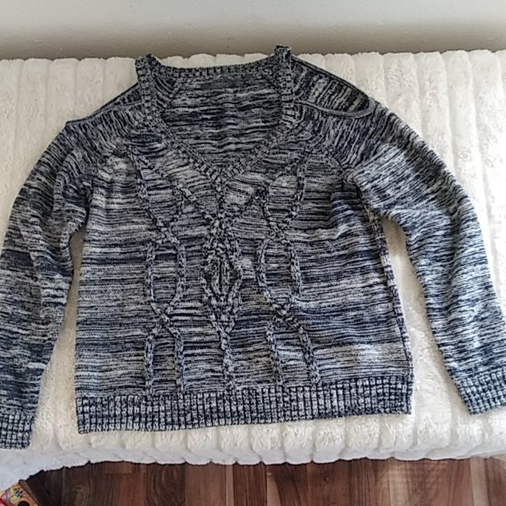 GUESS Open shoulder sweater